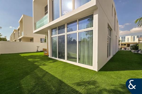 Corner Single Row | Pool & Park Backing | VOT